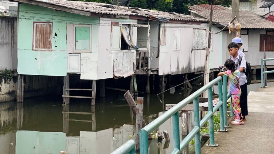 Thaimaassa lapset kaiteen reunalla