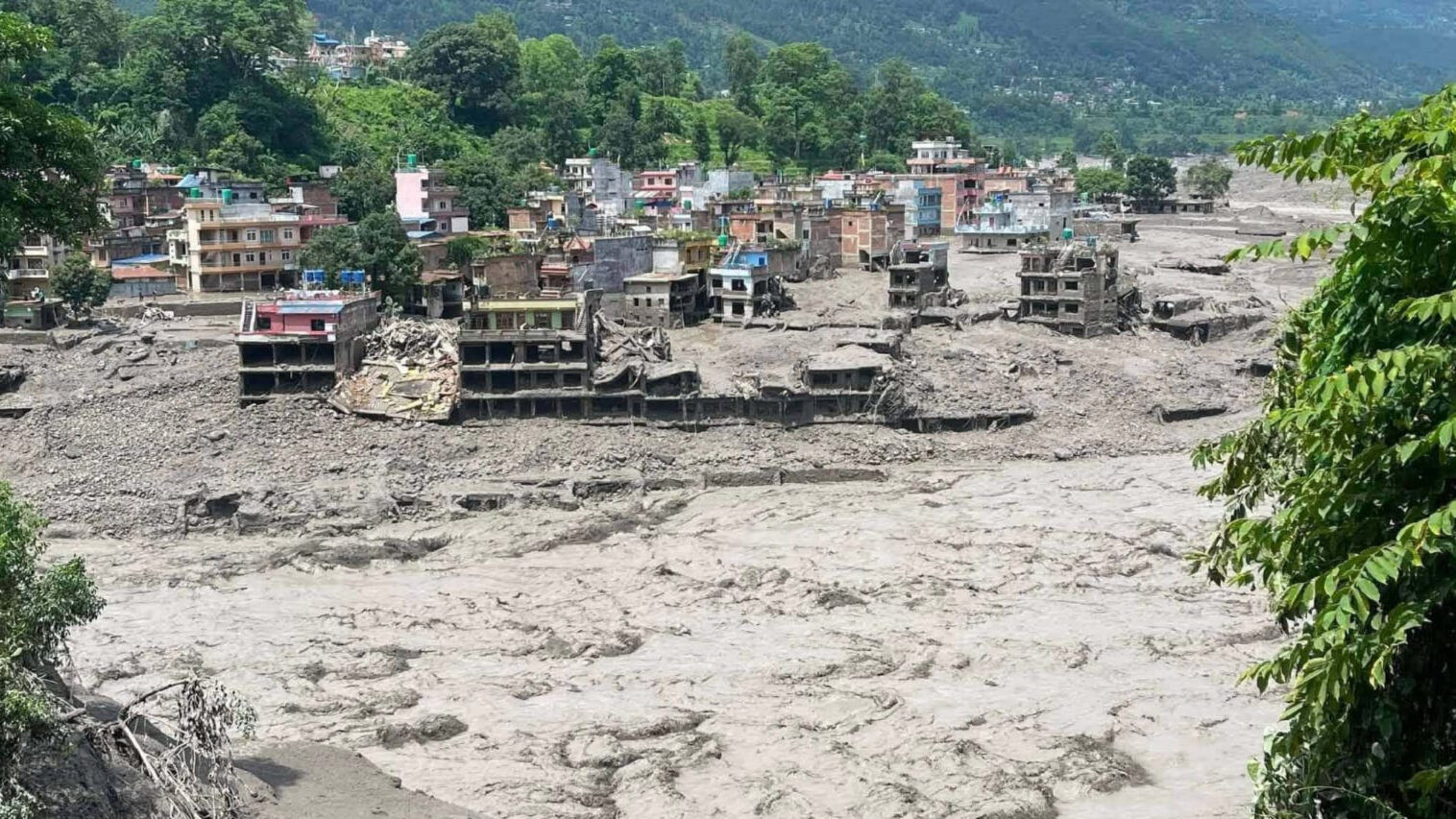 Tulvan tuhoama kylä Nepalissa.