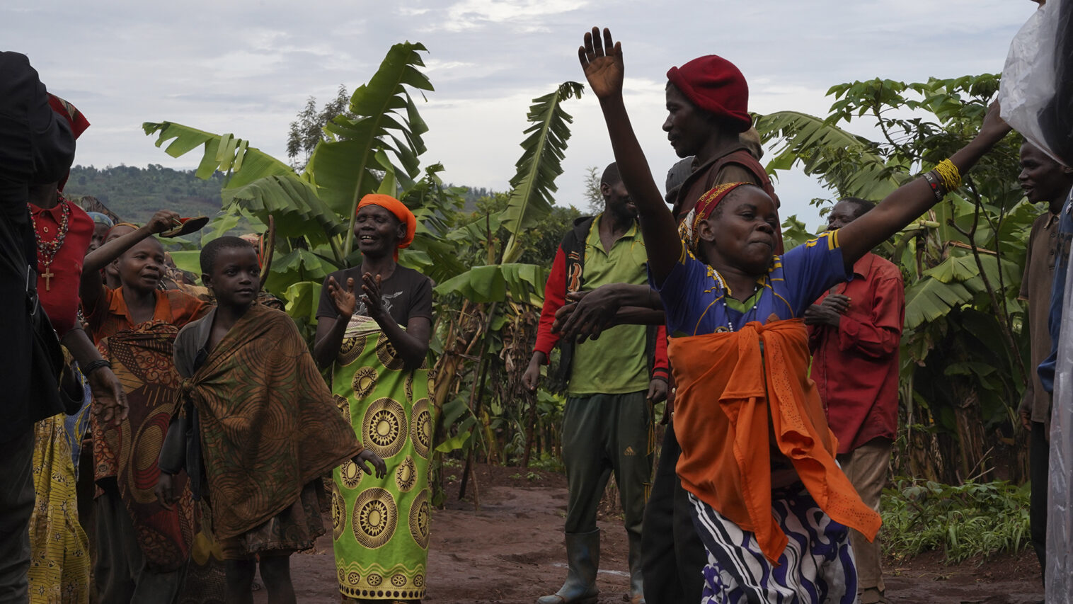 Burundilaiset naiset, miehet ja lapset taputtavat ja tanssivat.