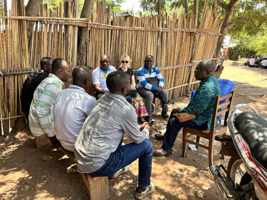 Fidan työntekijät tapaamassa kumppanikirkon kouluissa työskenteleviä opettajia.