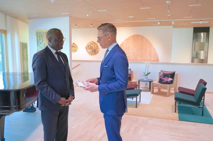 Tohtori Mukwege antoi elämäkertansa nimeltään Naisten voima presidentti Stubbille.