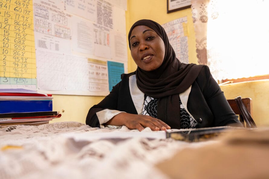 Tansanialaisen peruskoulun rehtori työhuoneessaan työpöydän ääressä.