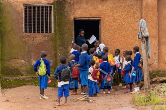Oppilaat ovat kokoontuneet peruskoulun luokan oven eteen Tansaniassa.