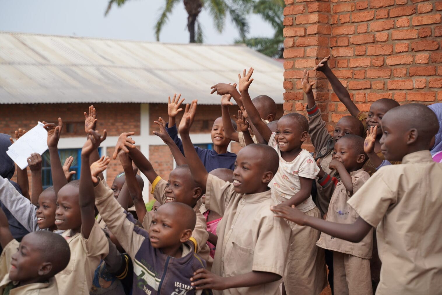 Alakoulun oppilaita ruskeat koulupuvut päällään Burundissa.