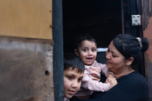 Äiti ja lapset ovensuussa Ukrainassa