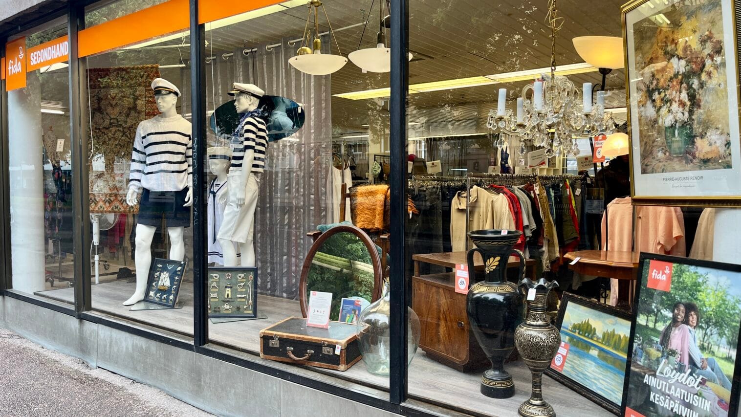 Fida secondhand Kotka myymäläikkunassa on merihenkisiä tavaroita