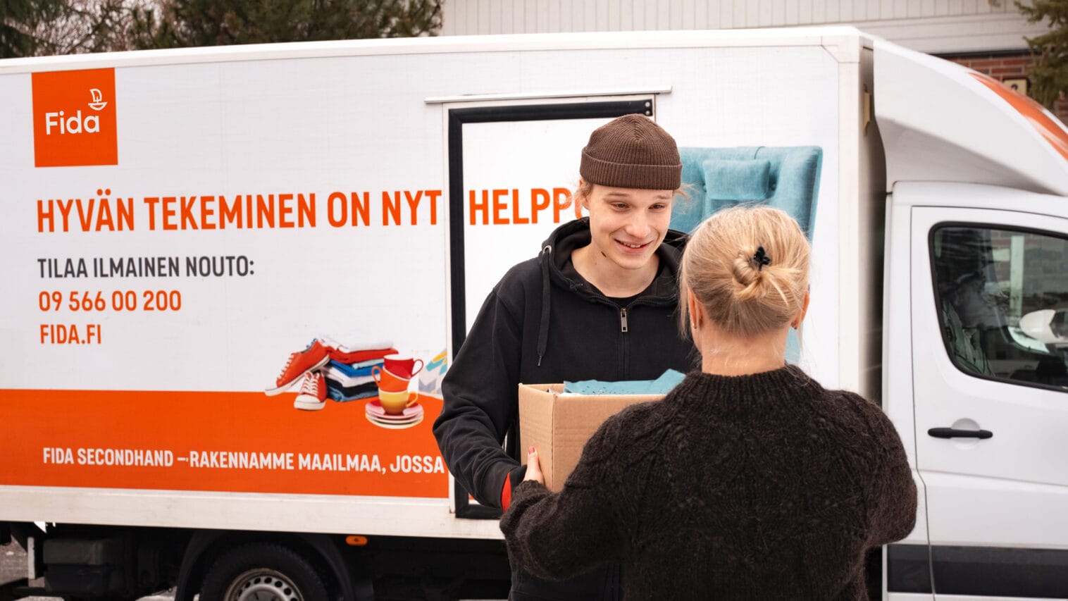 Fidan noutopalvelun työntekijä noutaa pakettia lahjoittajalta.