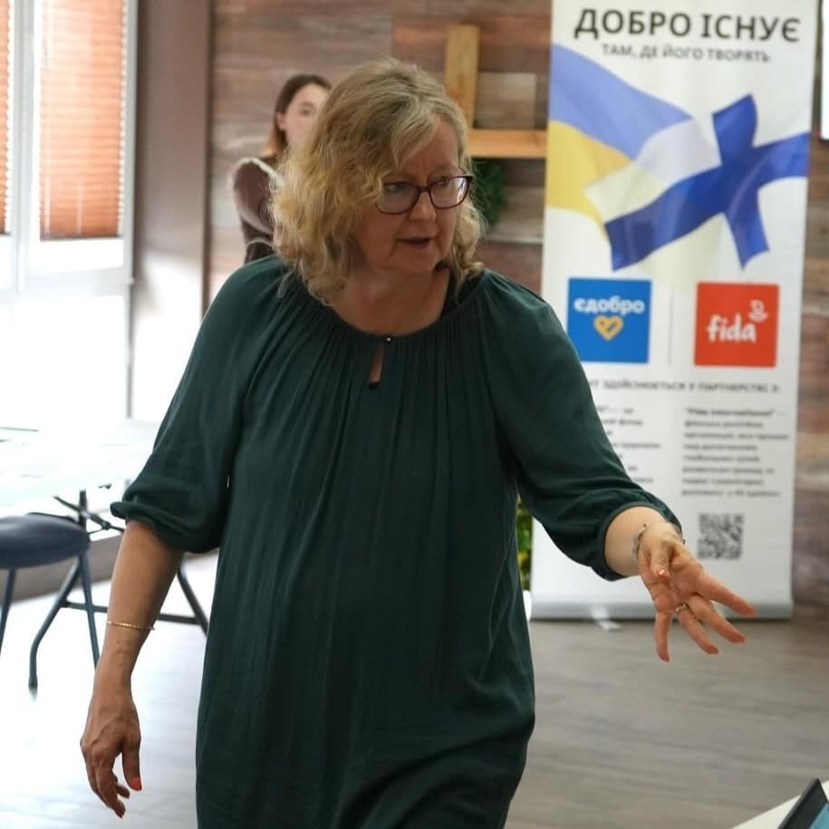 Nainen kävelee koulutustilassa Ukrainassa, missä on käynnissä psykososiaalisen tuen koulutus.