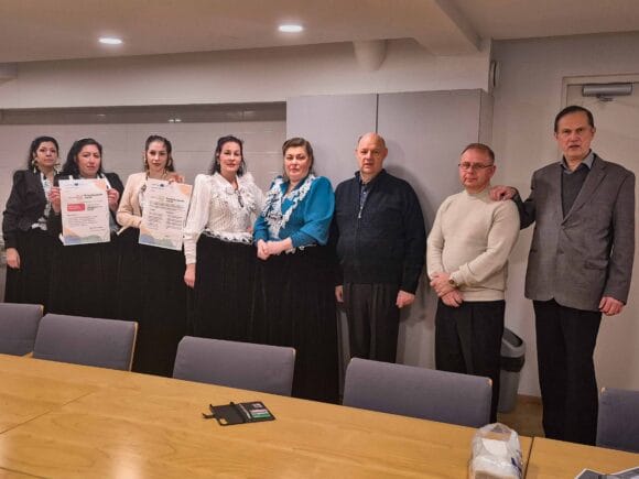 Ryhmä romanitaustaisia opiskelijoita