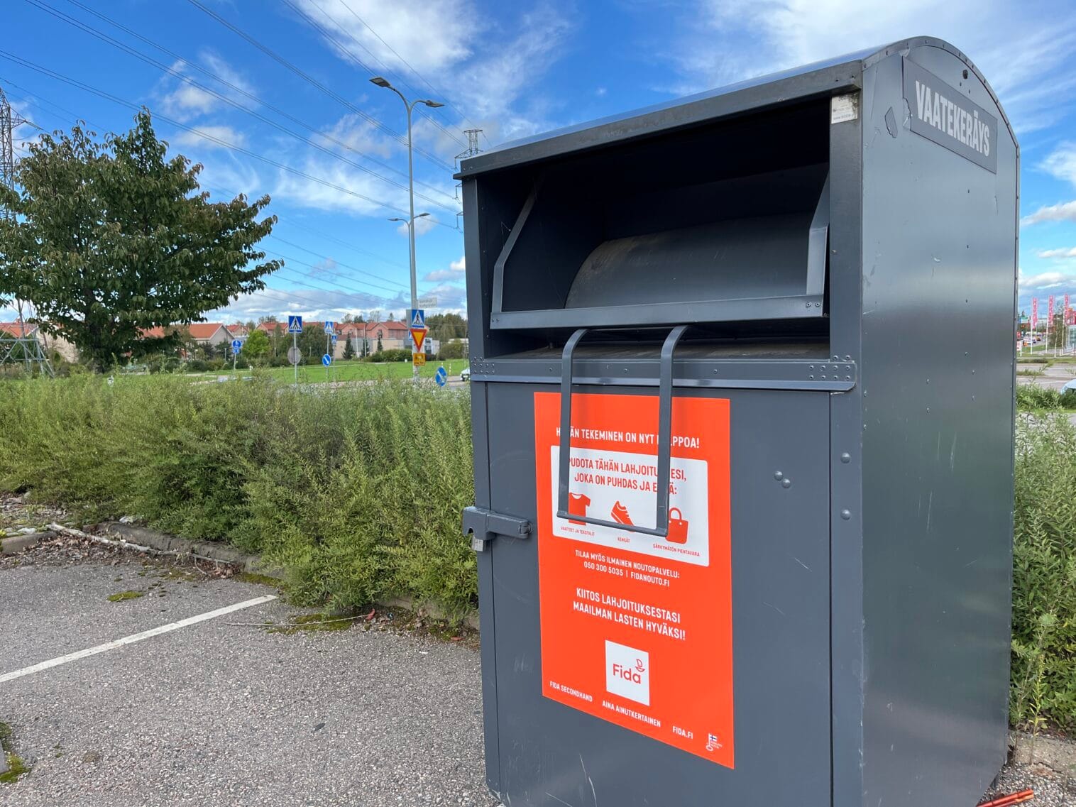 Fida secondhand vaatekeräysastia ulkona