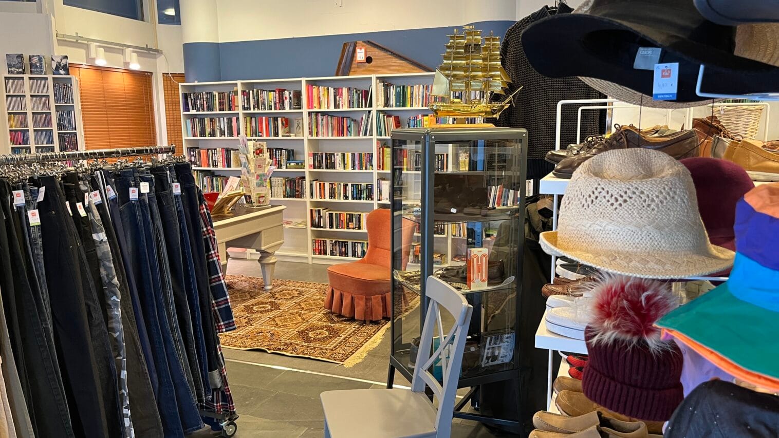 Kirja- ja miestenosasto Fida Tapiolassa