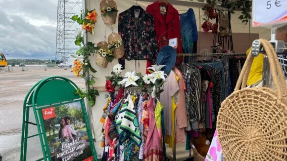Fida secondhand pop up piste huiveja ja kesävaatteita