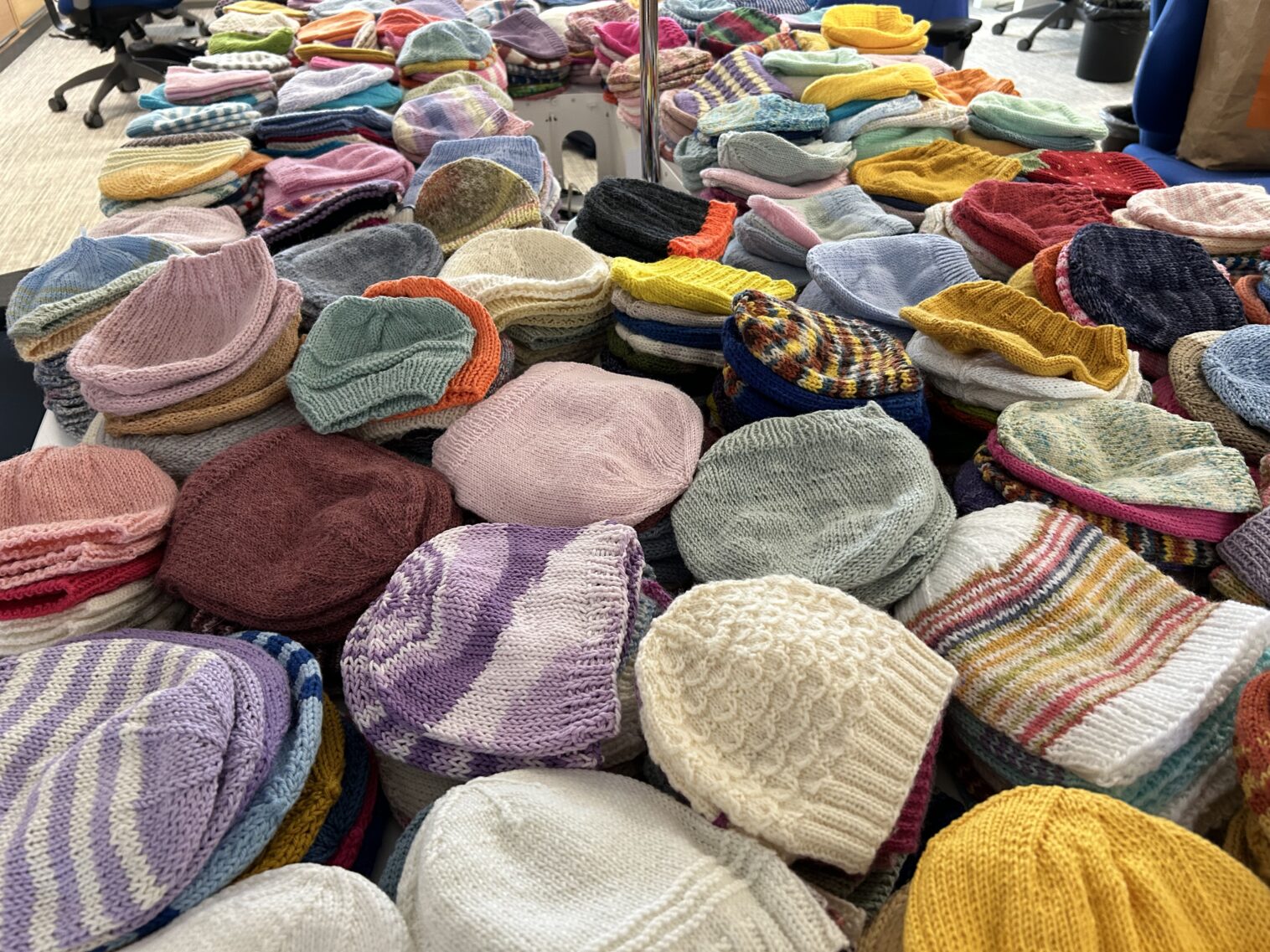 satoja erivärisiä kudottuja pipoja