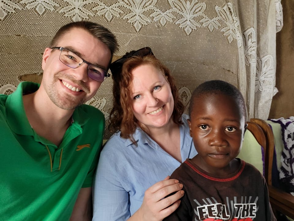 Mies, nainen ja heidän kummilapsi Fidan kautta