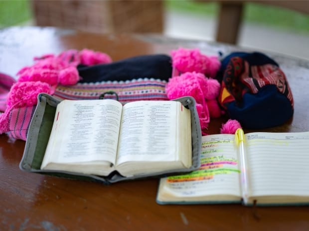 Raamattu ja muistivihko pulpetilla.