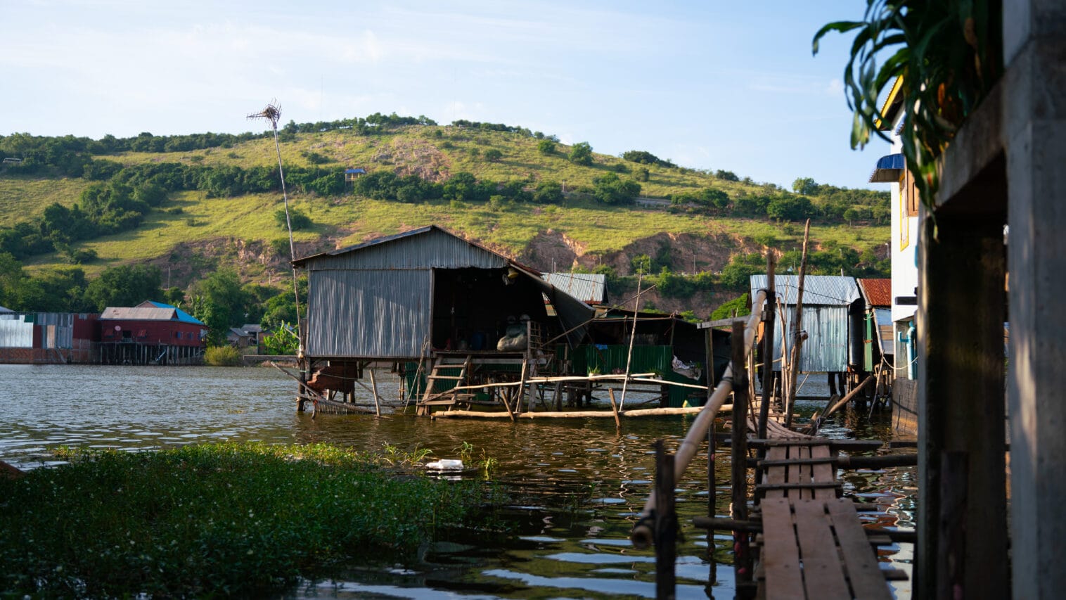 Peltinen talo, joka on pylväiden varassa veden päällä.