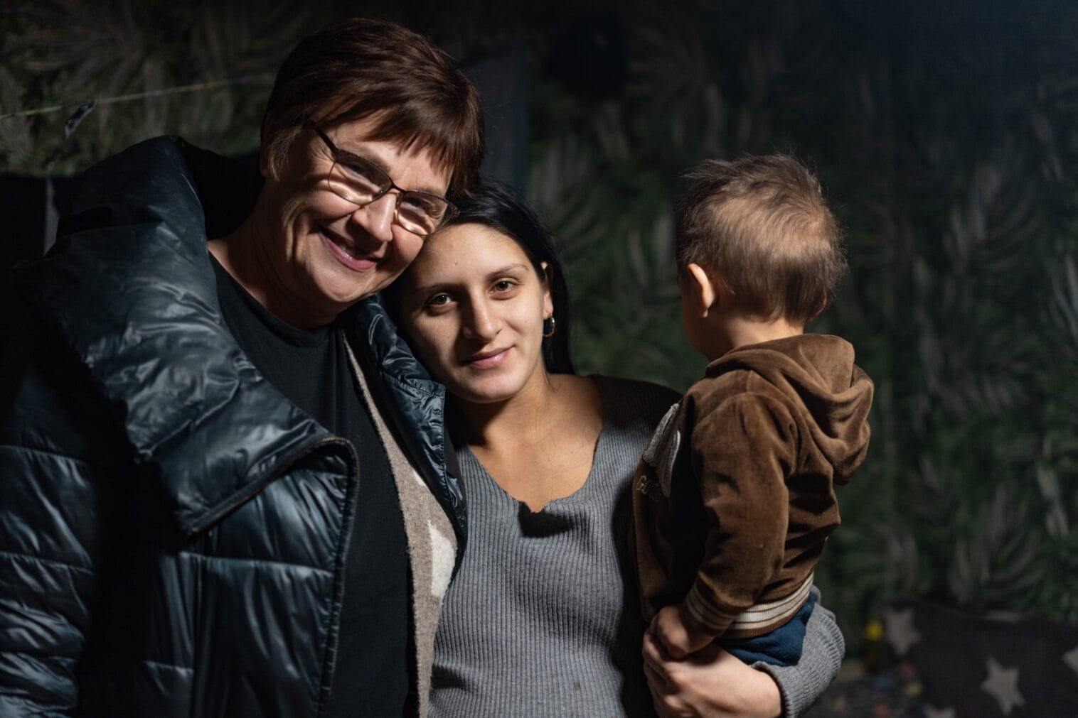 Lähetystyöntekijä Kirsi Hekkala ukrainalaisen äidin kanssa.