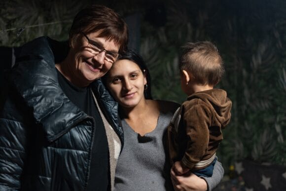 Lähetystyöntekijä Kirsi Hekkala ukrainalaisen äidin kanssa.