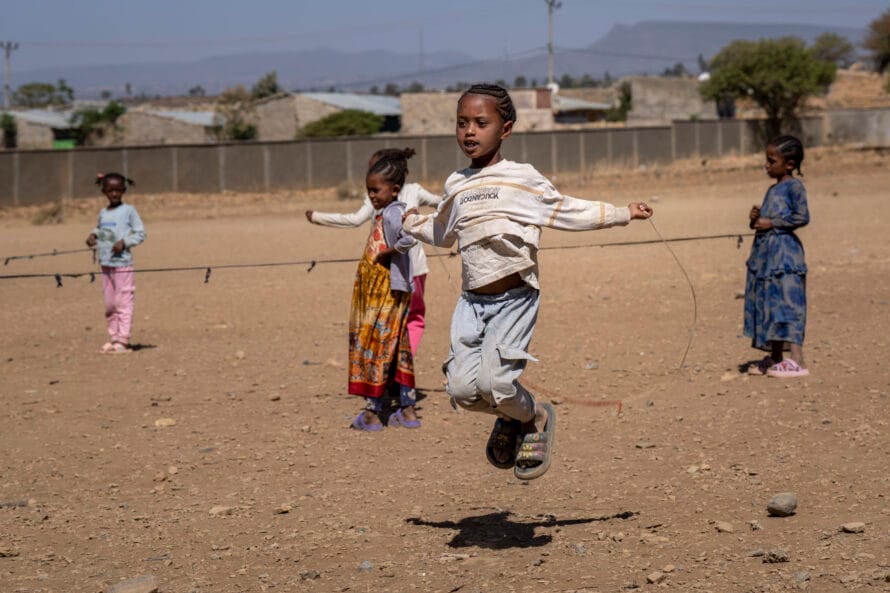 Lapset leikkivät koulun pihalla Etiopian Tigrayn alueella.