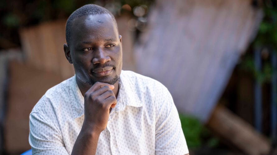 Valkopaitainen Victor on kasvanut Maisha Poassa ja on siellä nyt töissä.