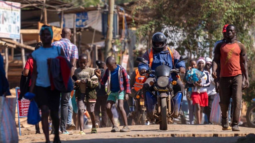 Kawangwaren slummialueella on paljon ihmisiä.