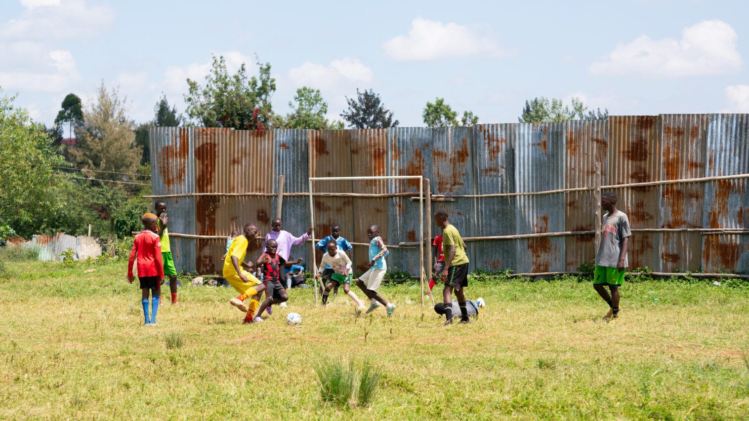 Kenialaisia poikia pelaamassa jalkapalloa Kawangwaren slummissa.