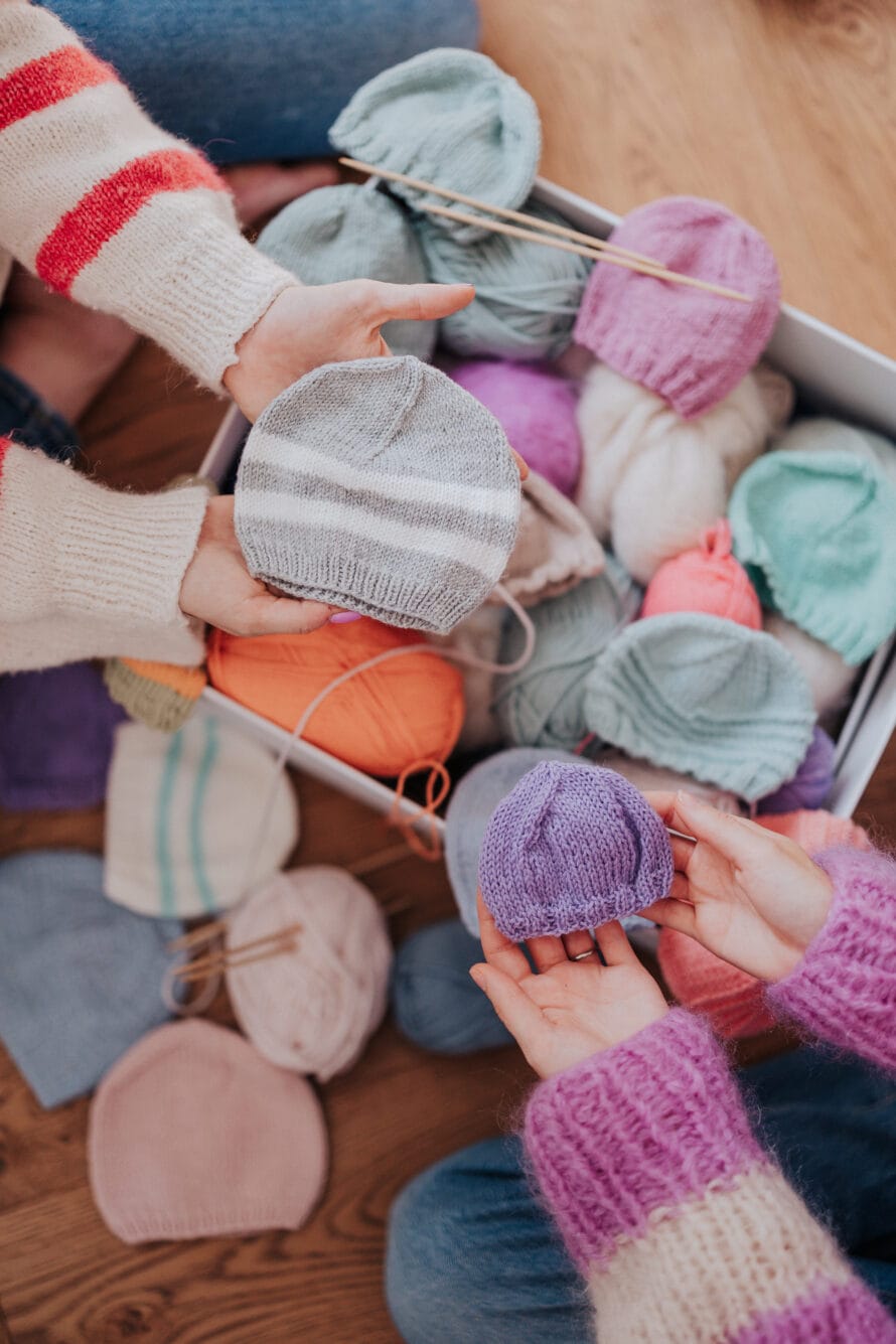 Kampanjaan tuodaan vuosittain myös uusia yhteistyömuotoja. Tänä vuonna mukana on sosiaalisessa mediassa tunnettu käsityövaikuttaja Marita Paasonen, jonka ohjeella voi neuloa vauvanpipoja konfliktialueiden vastasyntyneille. Kuva: Marita Paasonen