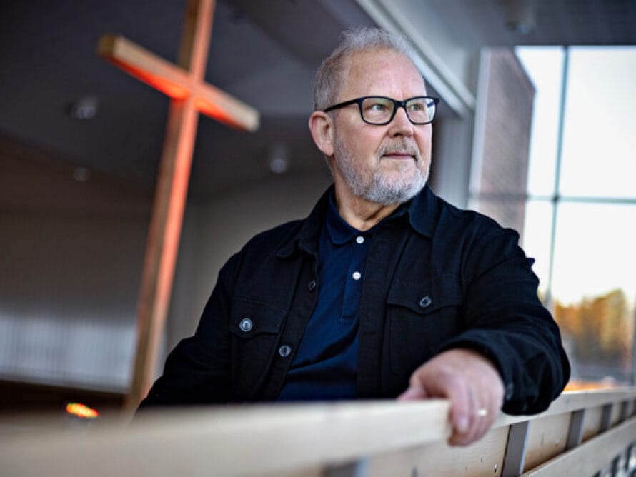 Seurakuntavierailuja tekevä Markku Tuppurainen seurakunnan edessä.