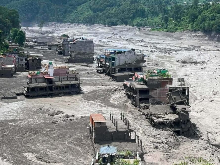 Nepalilaisia taloja tulvan ja maanvyöryjen alla.