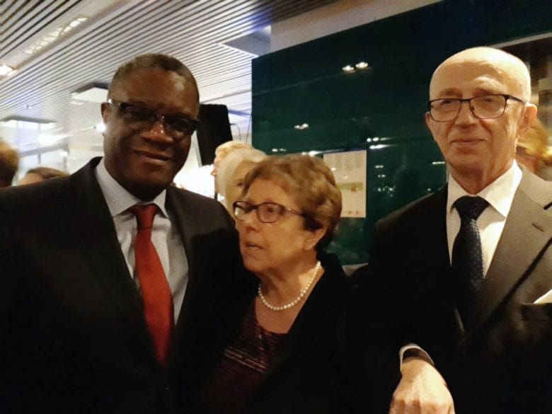 Kongolainen mies Denis Mukwege yhdessä vanhemman pariskunnan kanssa.