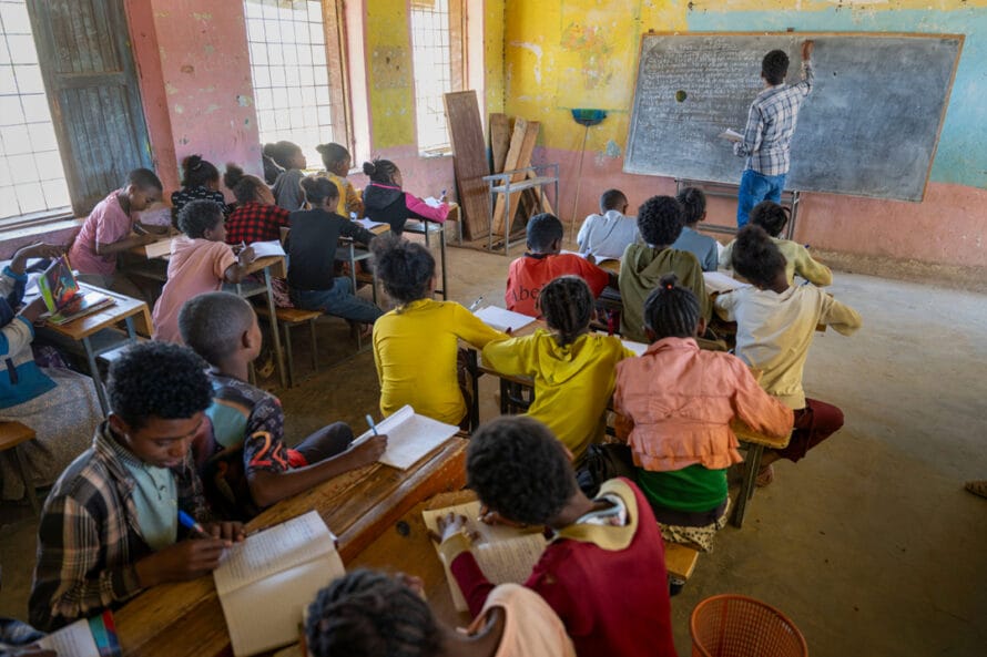 Lapsia luokkahuoneessa Etiopian Tigrayn alueella.