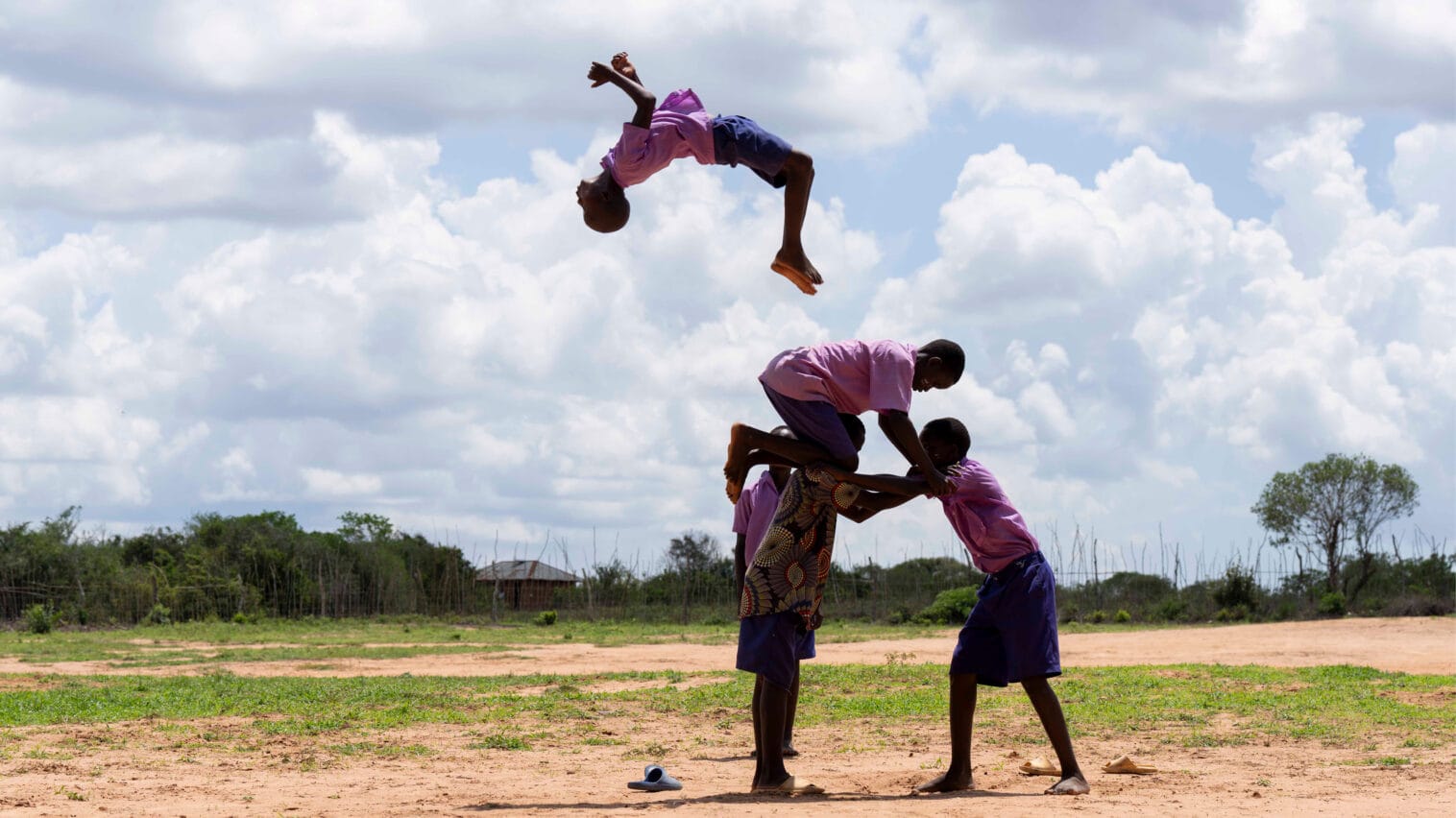 Koulupojat tekevät voltteja.