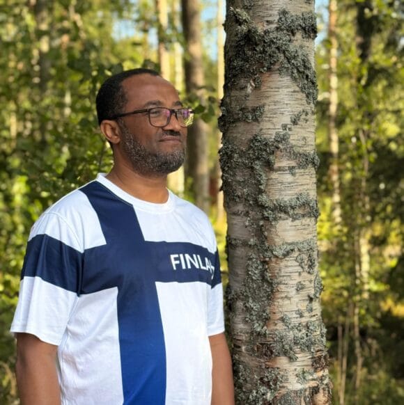 Etiopialainen mies, jolla on Suomen lippua muistuttava T-paita