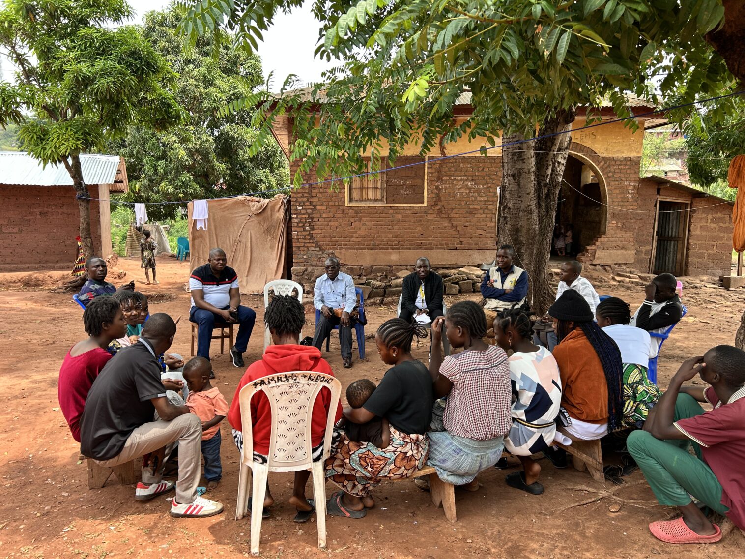 Fidan ja kumppanikirkon työntekijät tapaavat Kalemien kylän asukkaita.