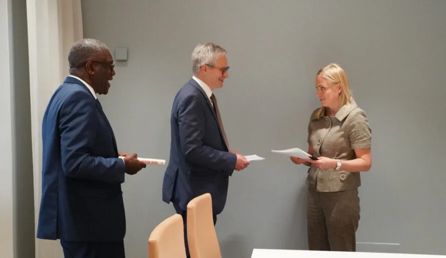 Ulkoministeri Elina Valtonen vastaanottaa vetoomuksen allekirjoituksineen Fidan toiminnanjohtaja Harri Hakolalta ja rauhannobelisti, tri Denis Mukwegelta.
