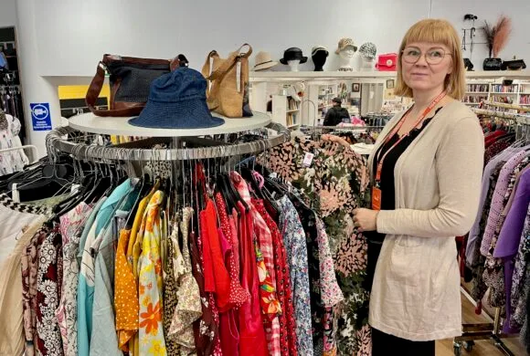 myyjä seisoo vaaterekin vieressä