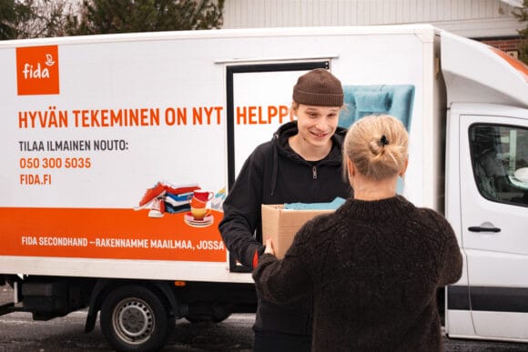 Fidan noutopalvelun kuljettaja ottaa