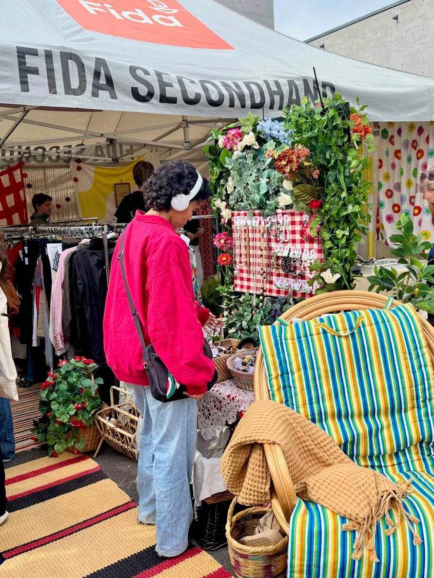 Asiakas tutkii Maailma kylässä -tapahtumassa Fidan pop up -myymälässä